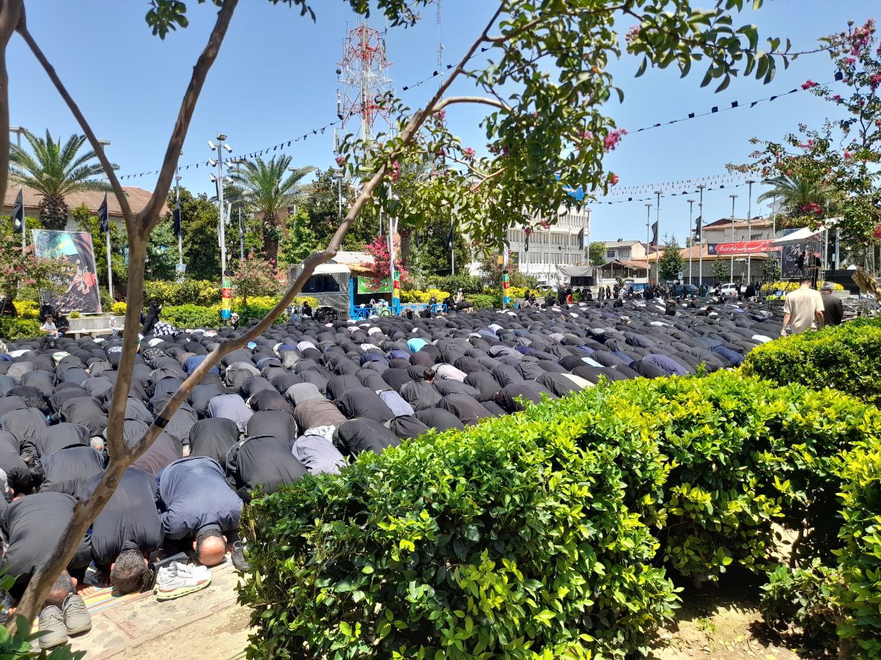 اقامه نماز ظهر عاشورا در میدان شهدای ذهاب