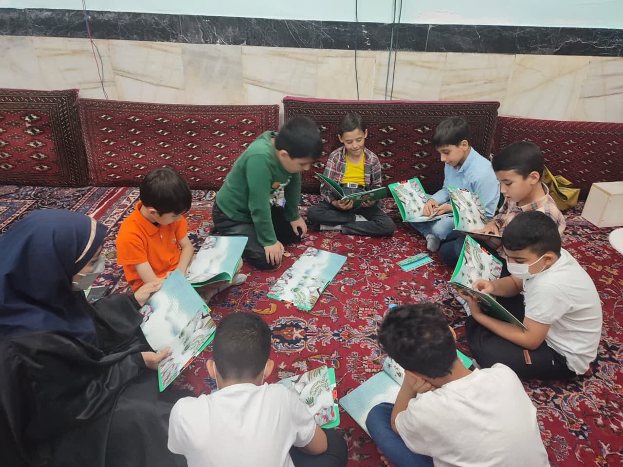 کتابخوانی تفریح بچههای این مسجد است