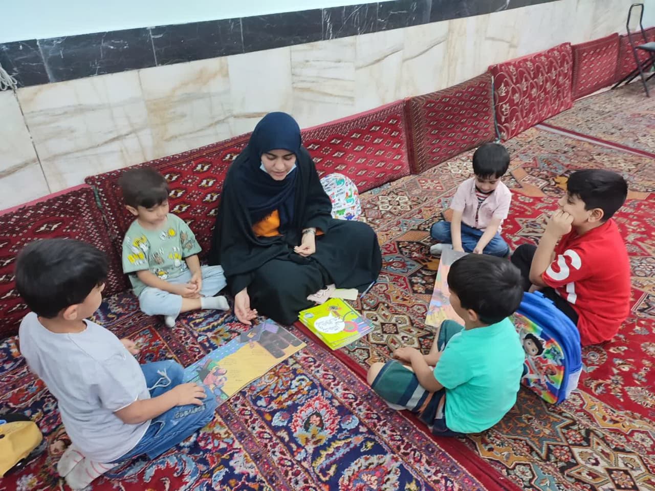 کتابخوانی تفریح بچههای این مسجد است