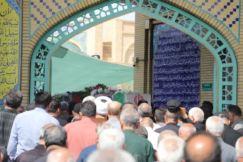 اقامه نماز نماینده رهبر معظم انقلاب در استان سمنان بر پیکر شهید والامقام سردار «ناصر طحانی»