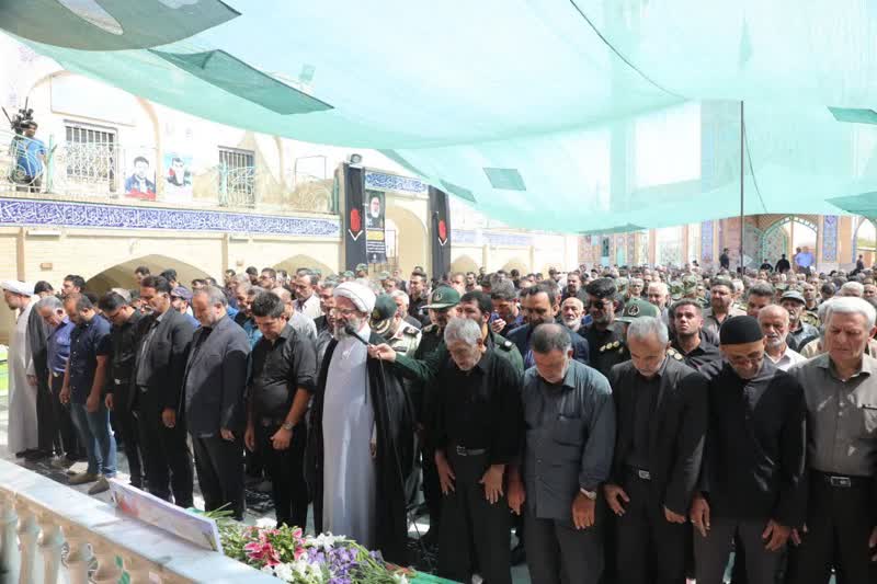 اقامه نماز نماینده رهبر معظم انقلاب در استان سمنان بر پیکر شهید والامقام سردار «ناصر طحانی»