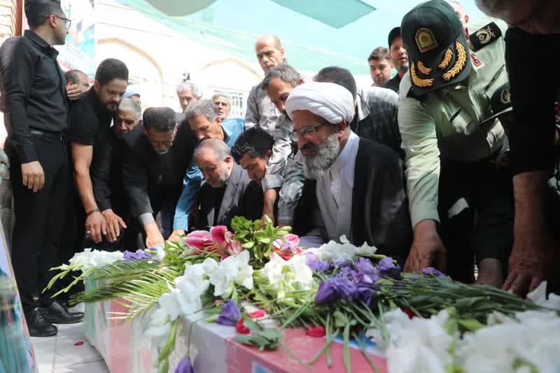 اقامه نماز نماینده رهبر معظم انقلاب در استان سمنان بر پیکر شهید والامقام سردار «ناصر طحانی»