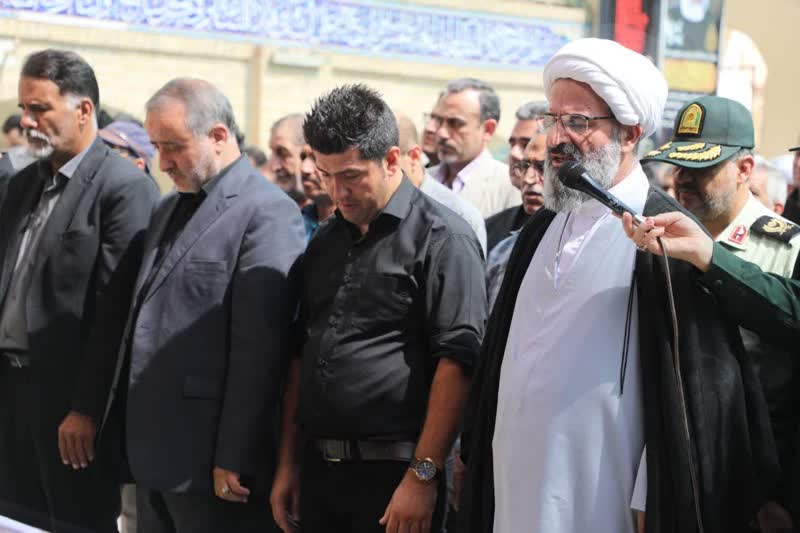اقامه نماز نماینده رهبر معظم انقلاب در استان سمنان بر پیکر شهید والامقام سردار «ناصر طحانی»