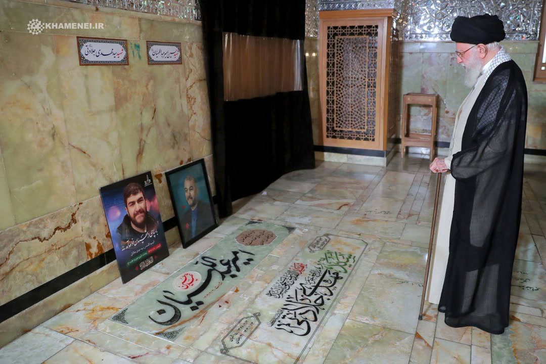 حضور رهبر انقلاب بر مزار شهیدان «امیرعبداللهیان»، «جلادتی»، «موسوی» و «زمانینیا»