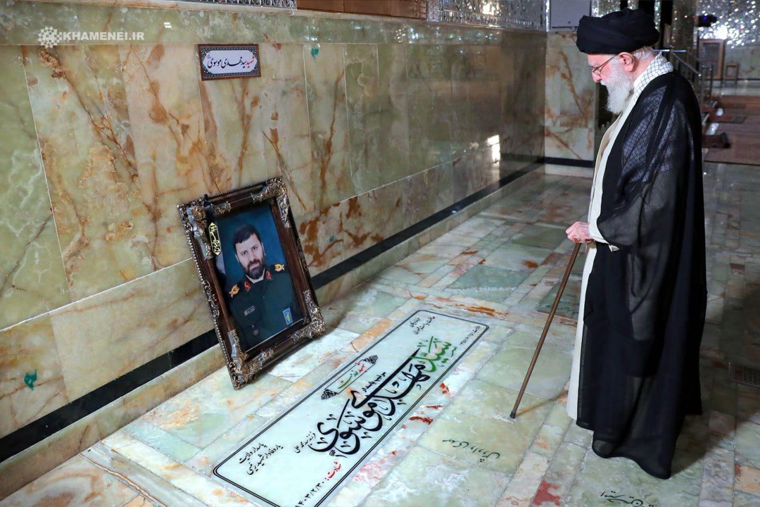 حضور رهبر انقلاب بر مزار شهیدان «امیرعبداللهیان»، «جلادتی»، «موسوی» و «زمانینیا»