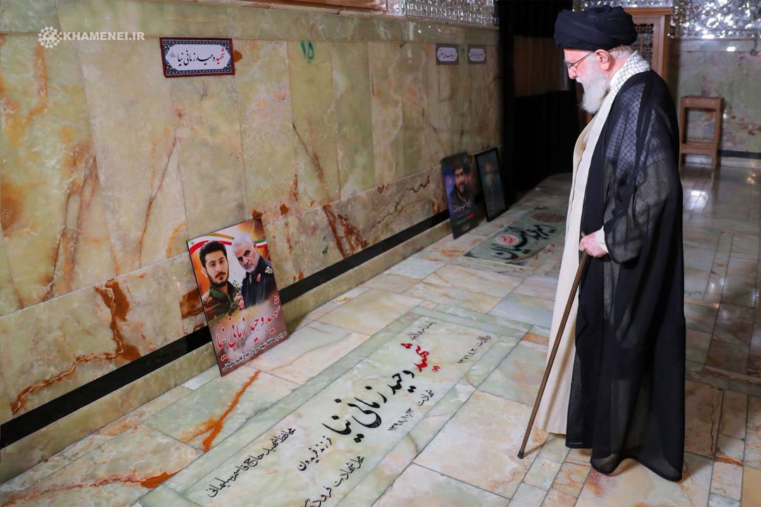 حضور رهبر انقلاب بر مزار شهیدان «امیرعبداللهیان»، «جلادتی»، «موسوی» و «زمانینیا»