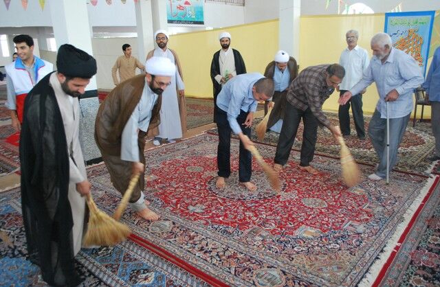 مراسم غبارروبی مسجد مقداد برای برگزاری برنامههای دهه دوم محرم