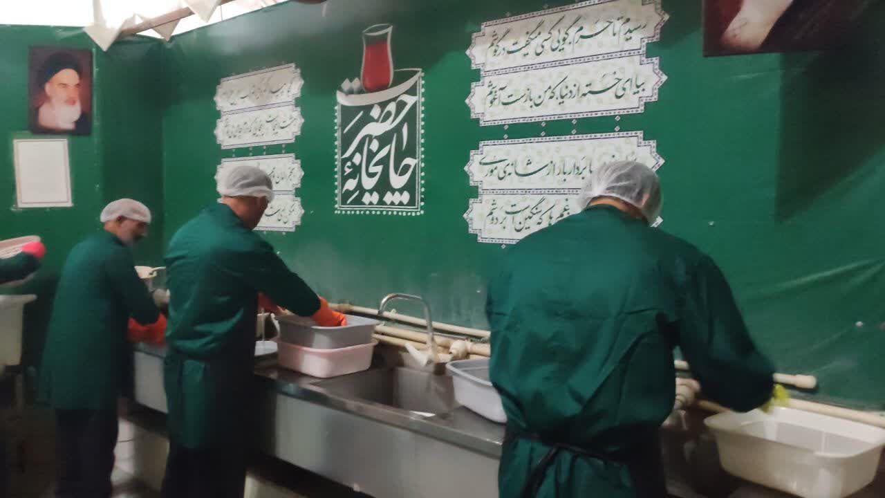 فعالیت خادمیاران رضوی نکایی در چایخانه حضرتی