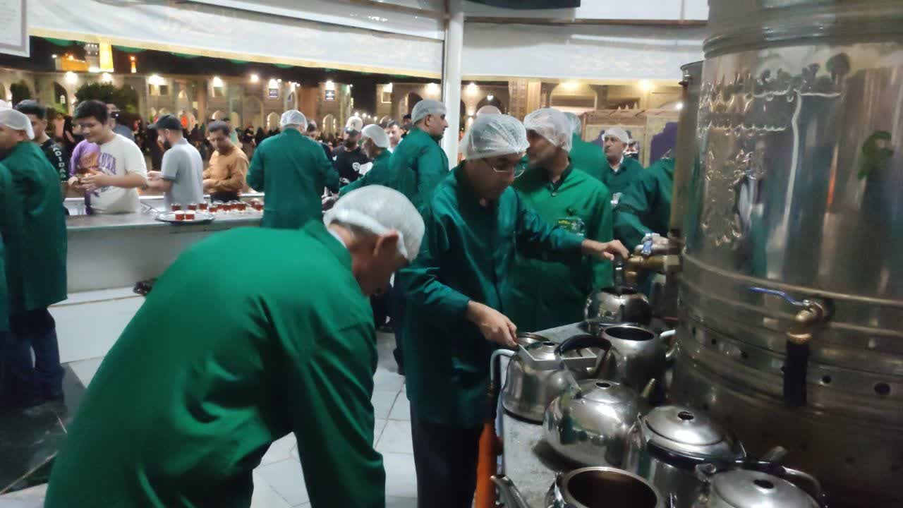 فعالیت خادمیاران رضوی نکایی در چایخانه حضرتی