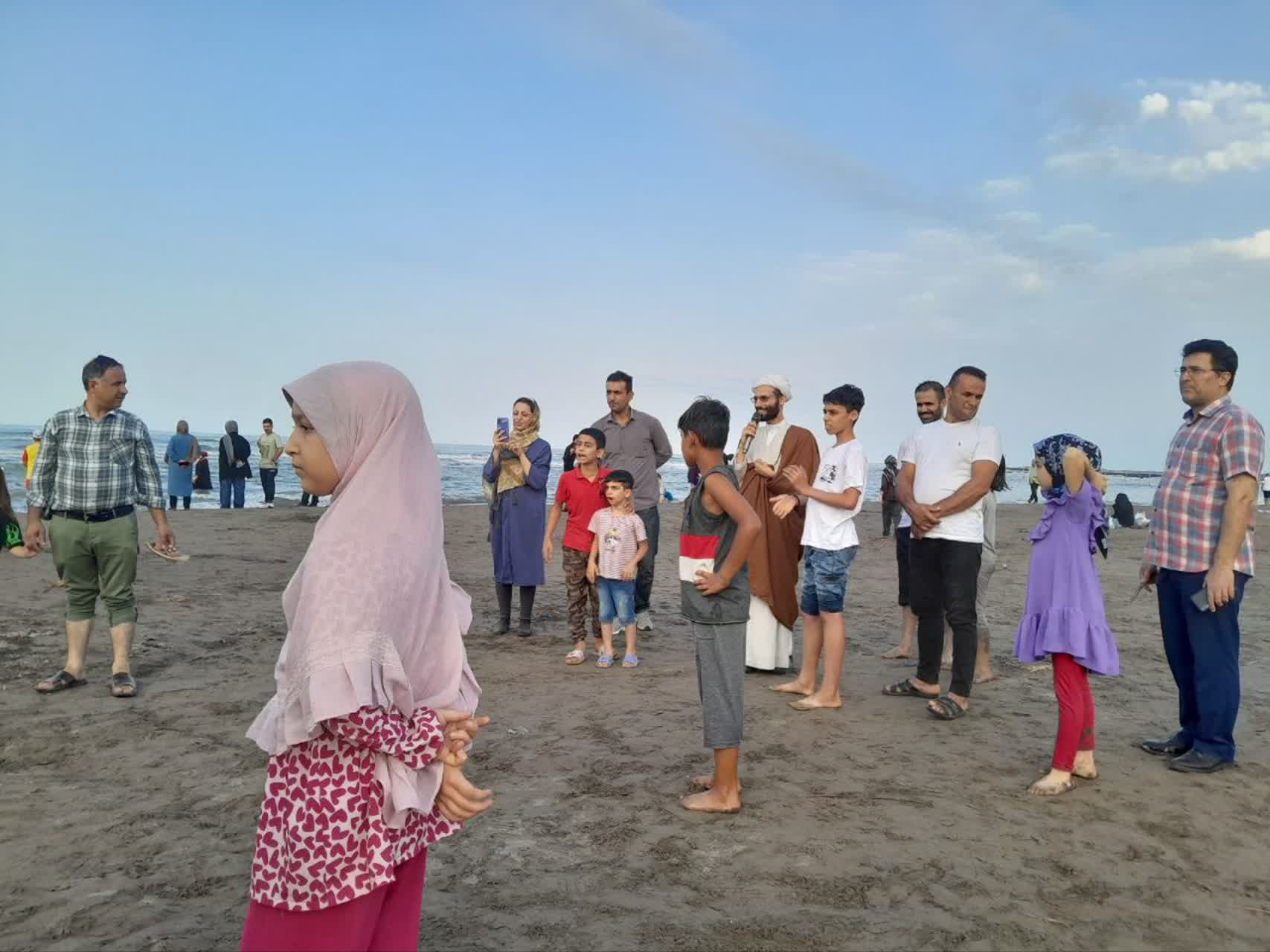 کودکان و نوجوانانی که در سواحل دریا مفاهیم دینی میآموزند