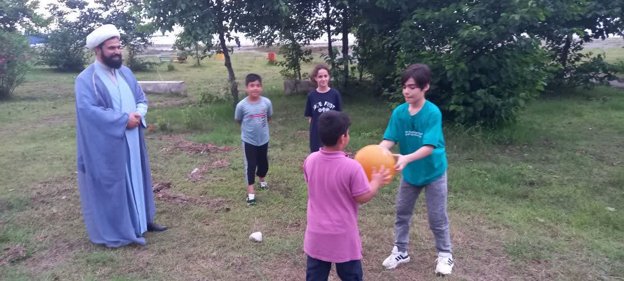 کودکان و نوجوانانی که در سواحل دریا مفاهیم دینی میآموزند