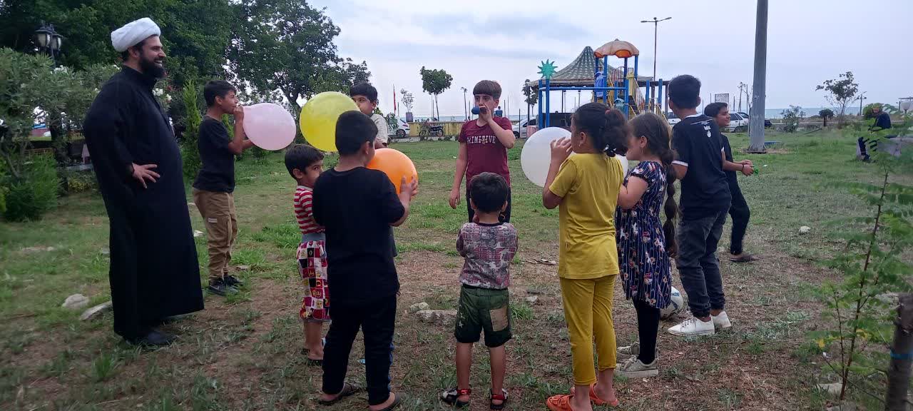 کودکان و نوجوانانی که در سواحل دریا مفاهیم دینی میآموزند