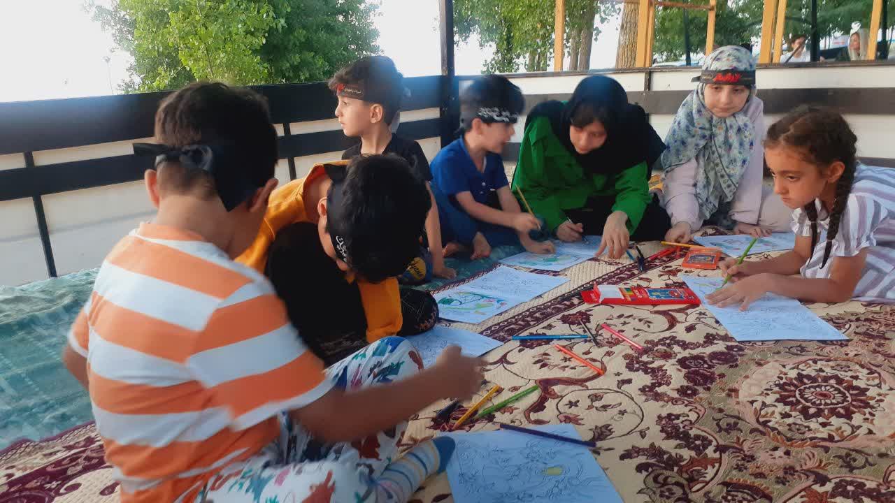 کودکان و نوجوانانی که در سواحل دریا مفاهیم دینی میآموزند