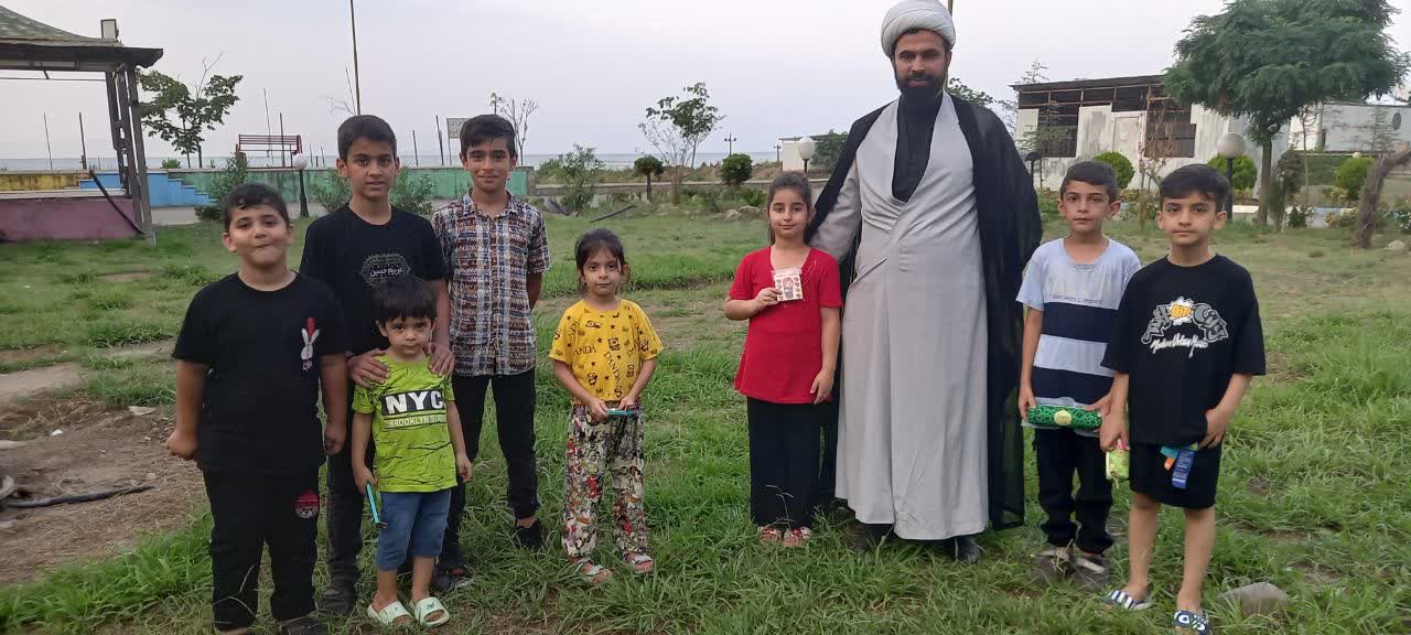 کودکان و نوجوانانی که در سواحل دریا مفاهیم دینی میآموزند