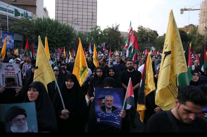 پیکر شهید «اسماعیل هنیه» بر دستان مردم تهران تشییع شد