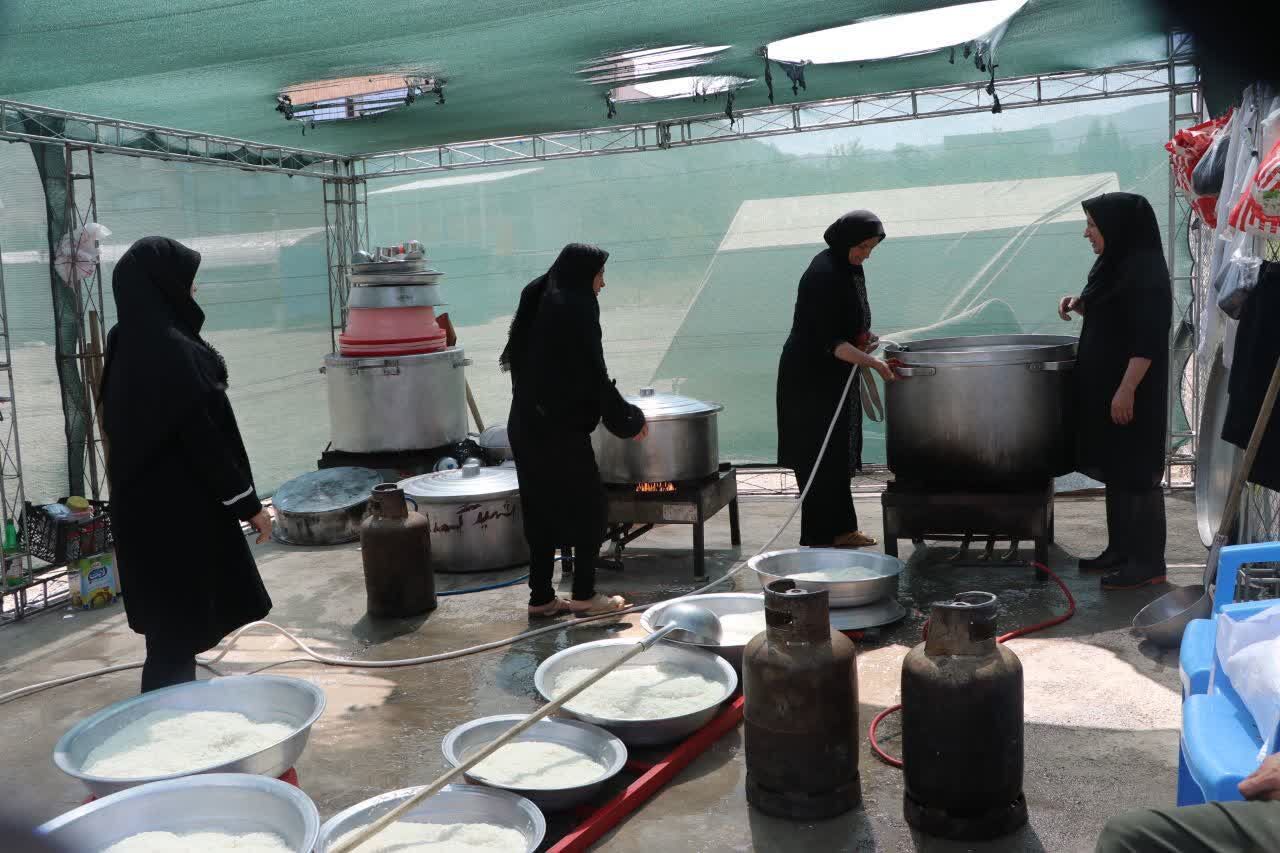 خدمترسانی خانوادگی بچههای کانون پیامبر اعظم(ص) به زائران حسینی