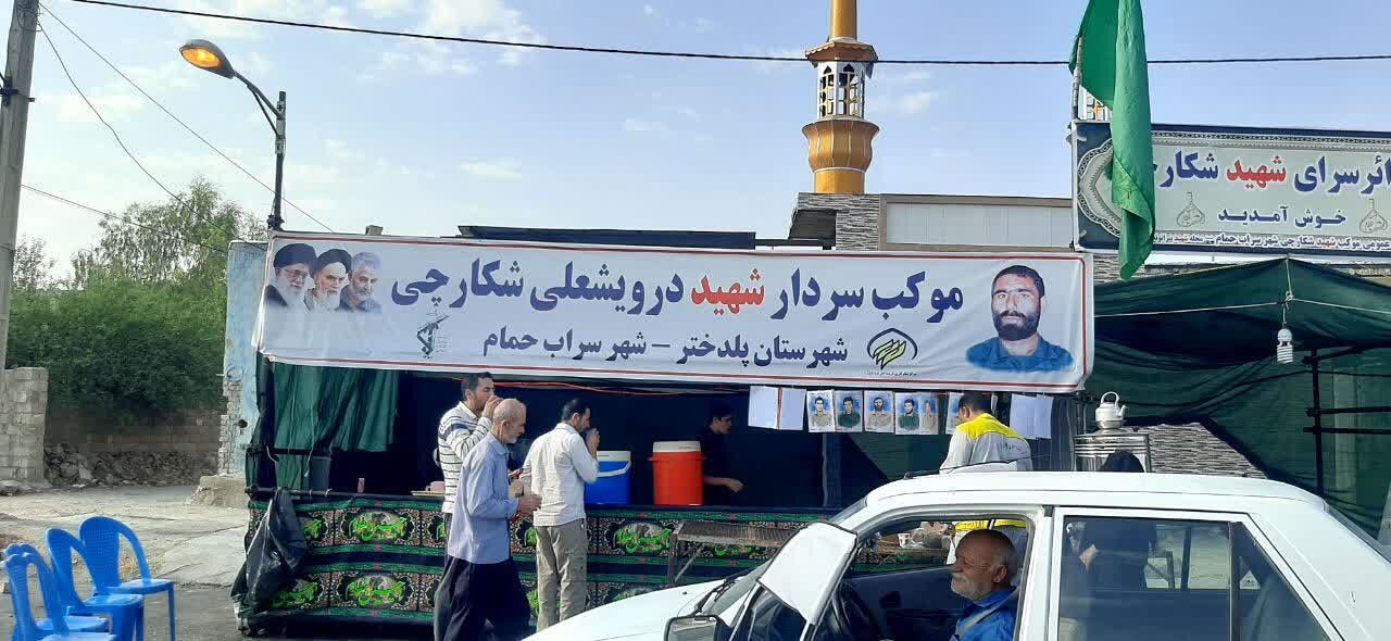 خدمترسانی بچههای مسجد به زائرین اربعین زیر بیرق عشق حسینی