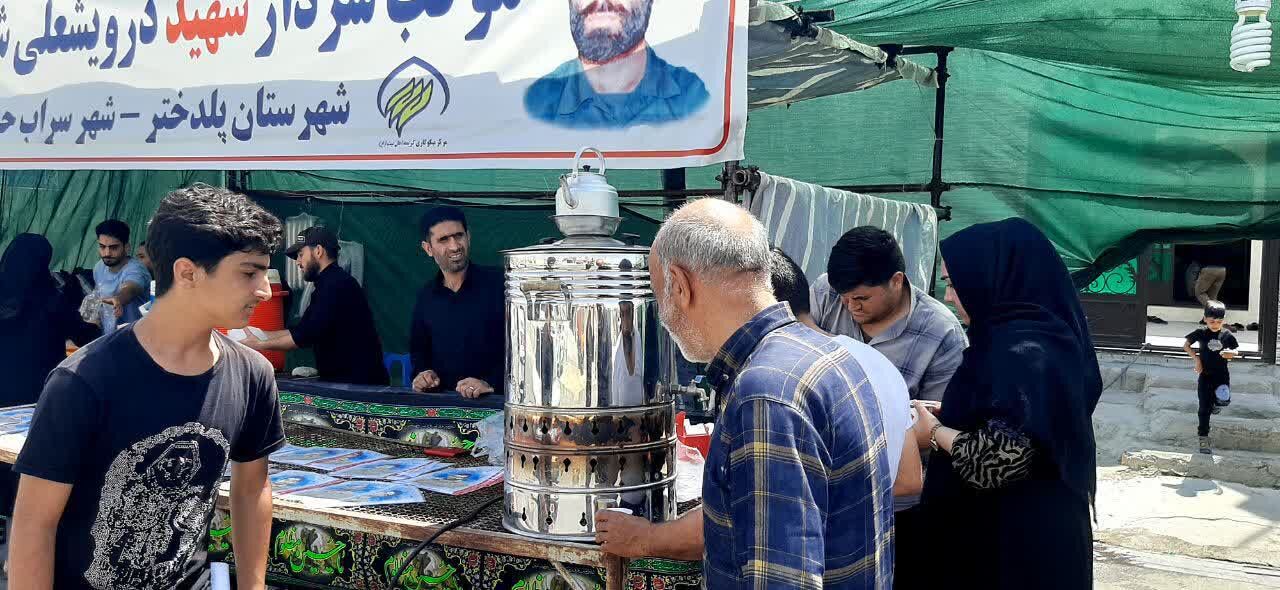 خدمترسانی بچههای مسجد به زائرین اربعین زیر بیرق عشق حسینی