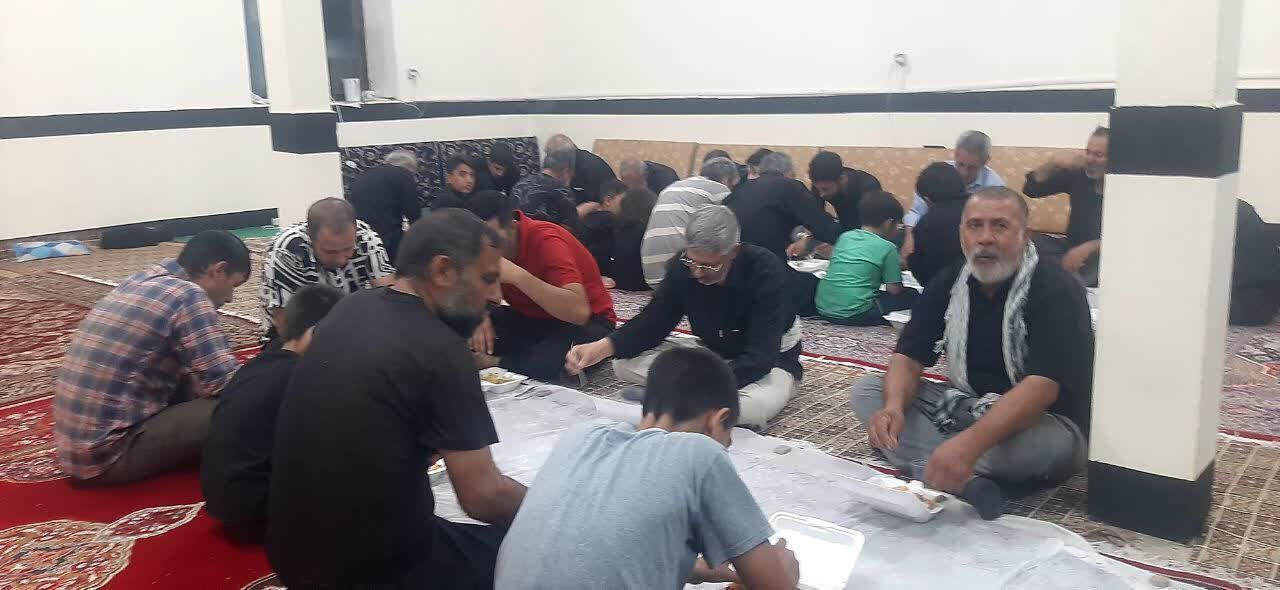 خدمترسانی بچههای مسجد به زائرین اربعین زیر بیرق عشق حسینی
