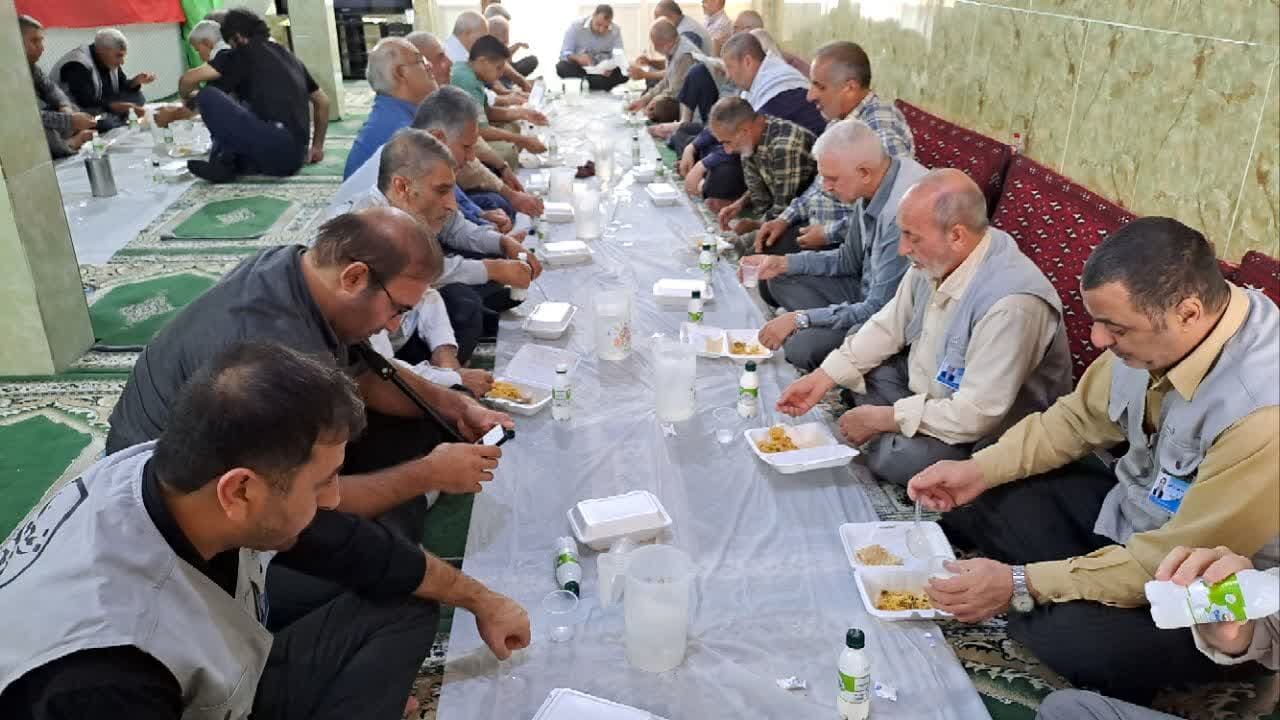 مشتاقانه و جهادی به زائران اباعبدالله الحسین (ع) خدمات‌رسانی می‌ کنیم