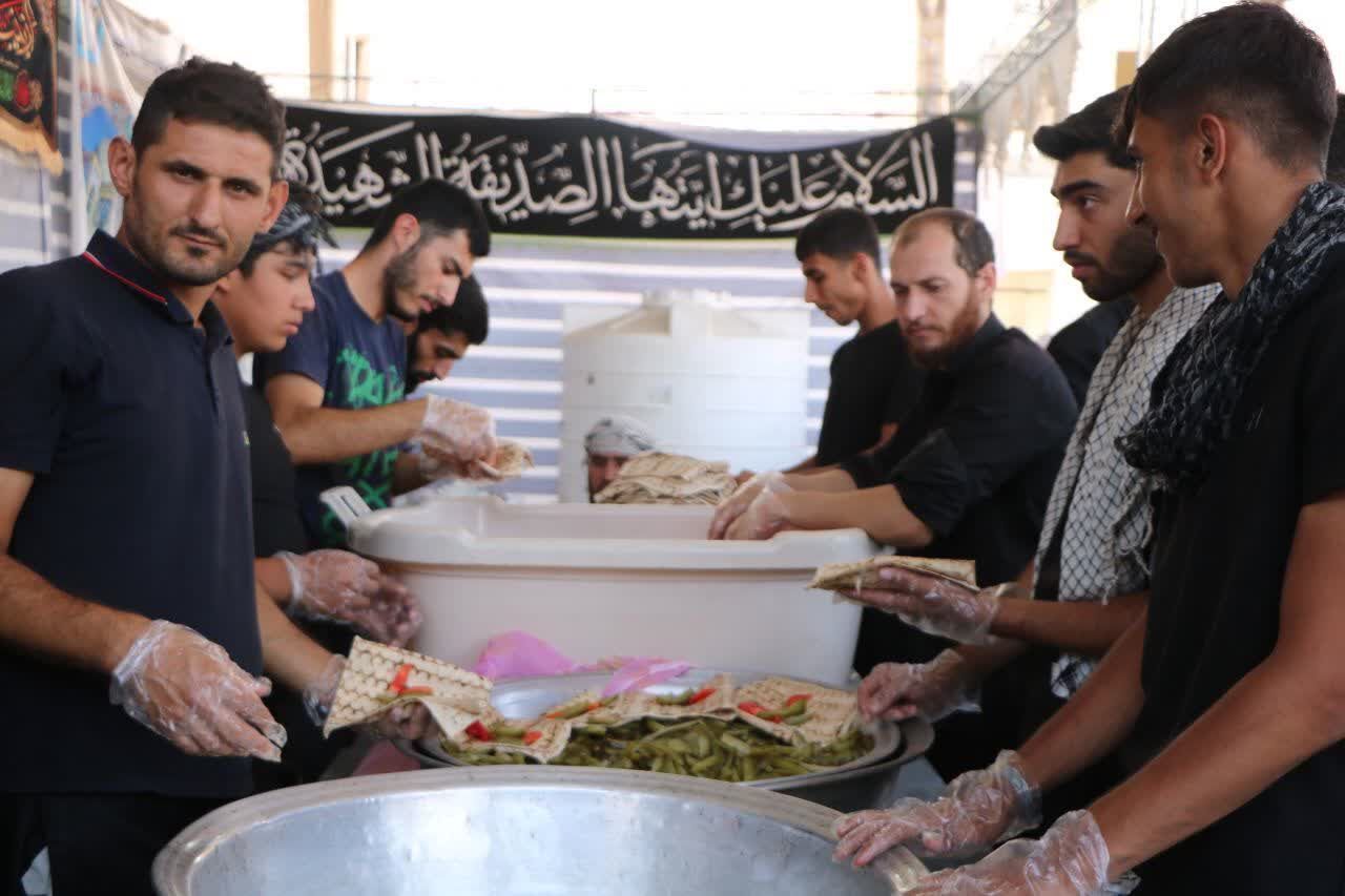 موکب شهدای کربلای زنجان در مرز خسروی به زائران خدمت میکند