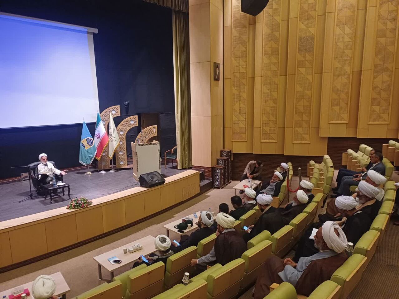 نماز جمعه سند شرافت، کرامت و حمایت از ولایت است