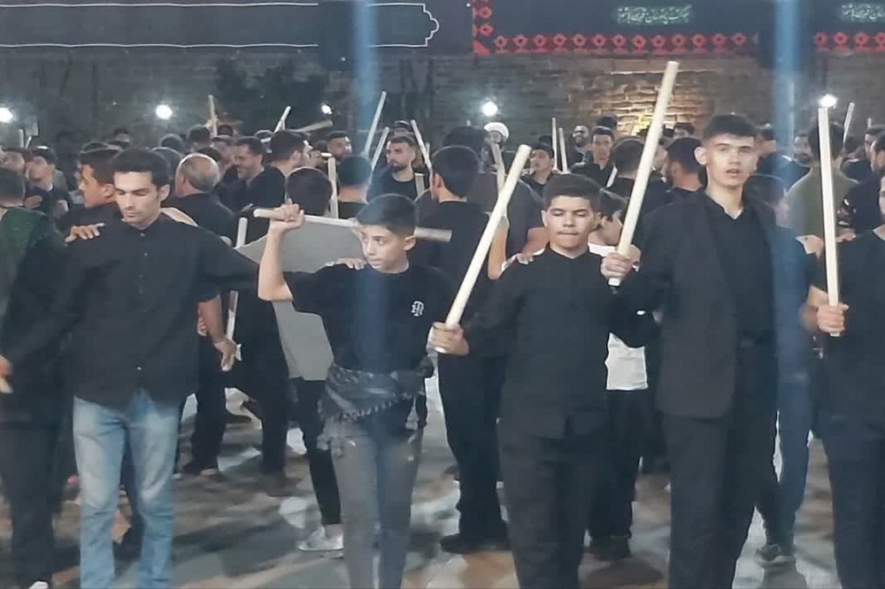 بچه مسجدیها با عَلَم حسین(ع) راهی کربلا شدند