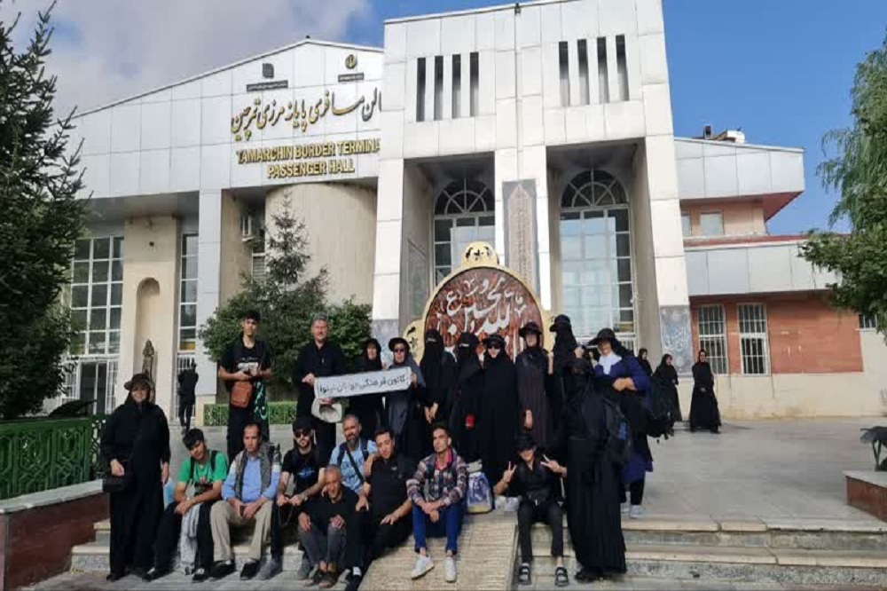 بچه مسجدیها با عَلَم حسین(ع) راهی کربلا شدند