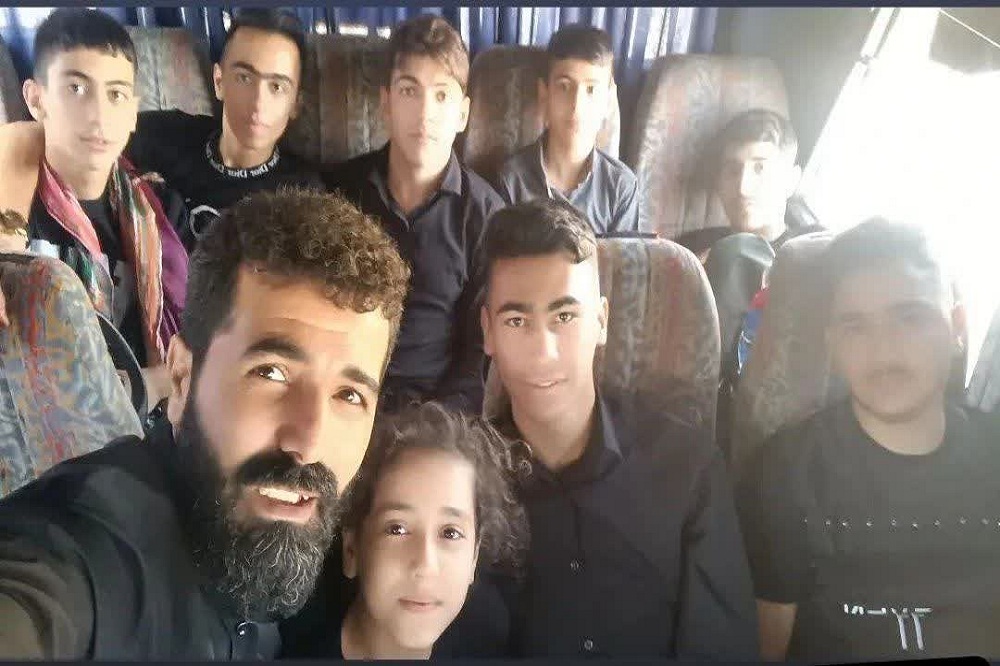 بچه مسجدیها با عَلَم حسین(ع) راهی کربلا شدند