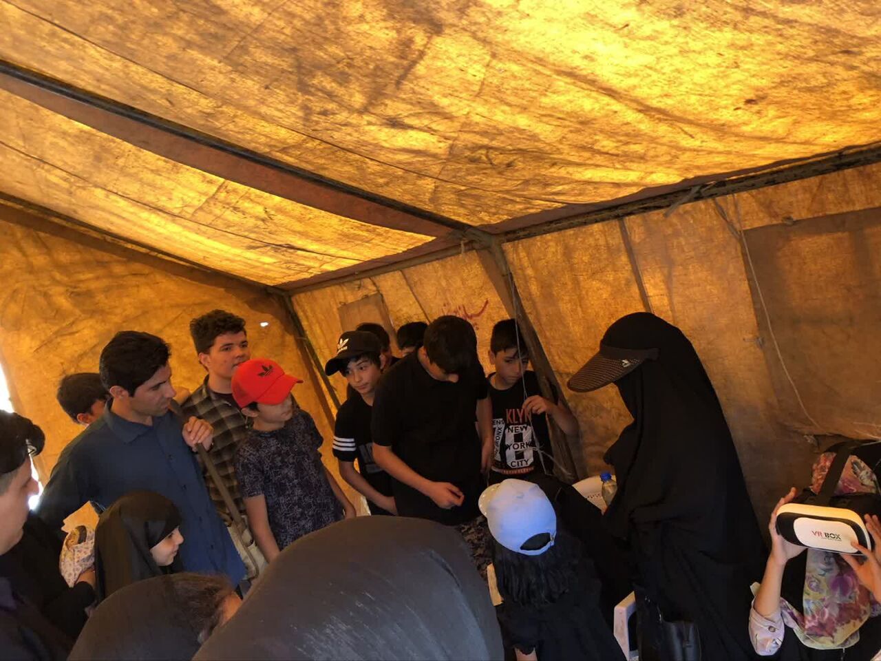 تدارک بچههای کانون مرات المحسنین زنجان در مسیر جاماندگان اربعین