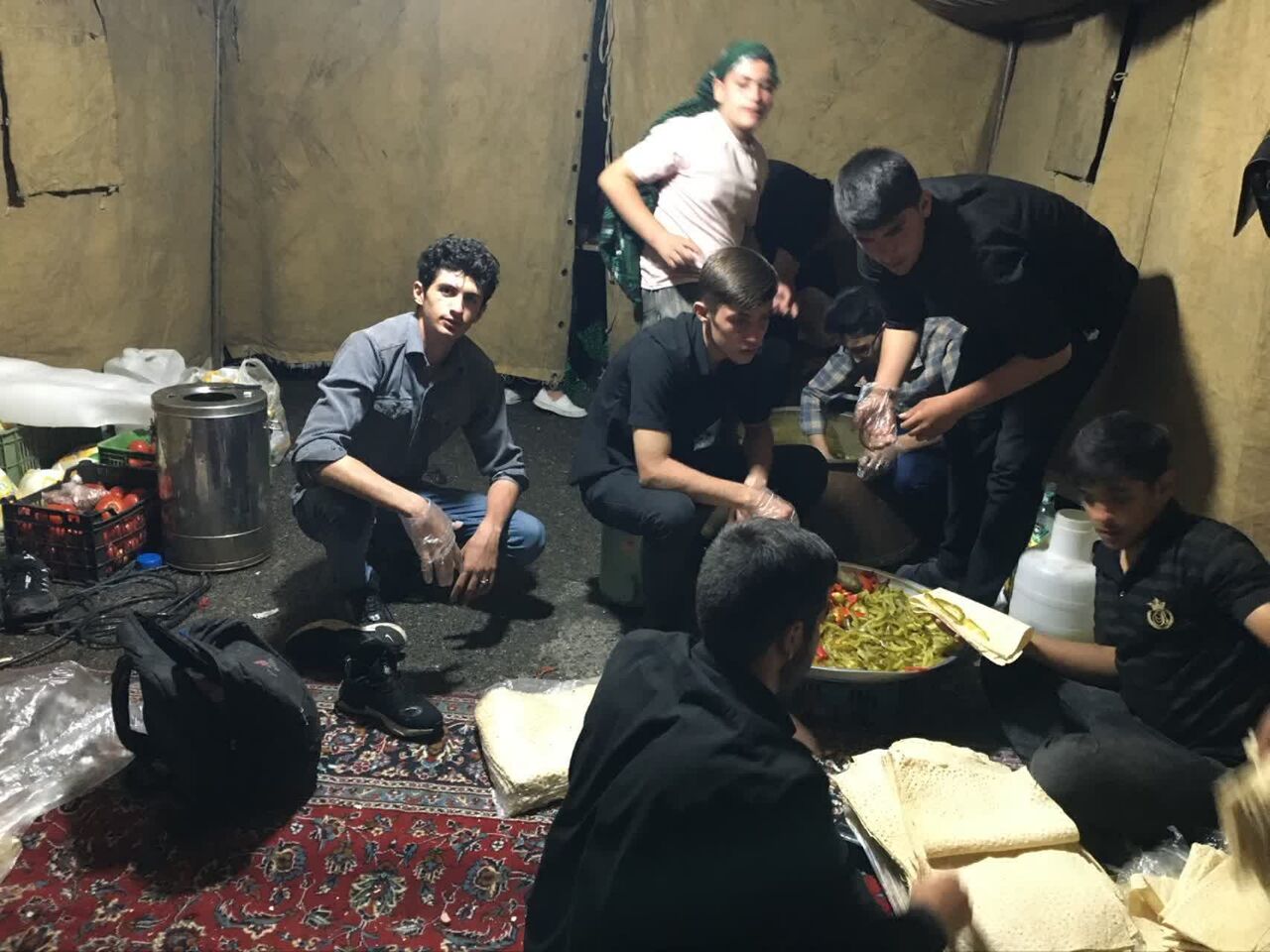 تدارک بچههای کانون مرات المحسنین زنجان در مسیر جاماندگان اربعین