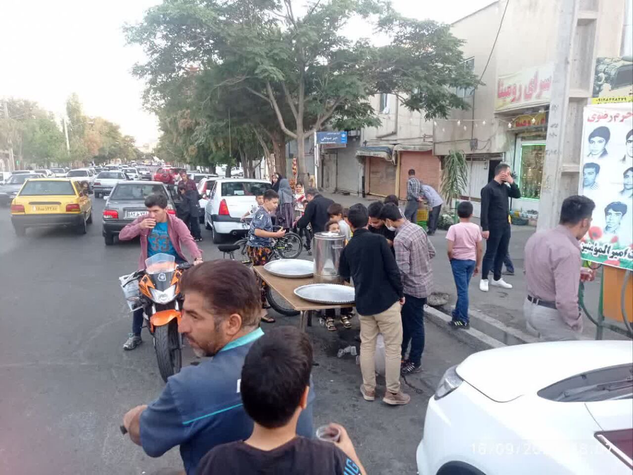 تدارک بچههای کانون مرات المحسنین زنجان در مسیر جاماندگان اربعین