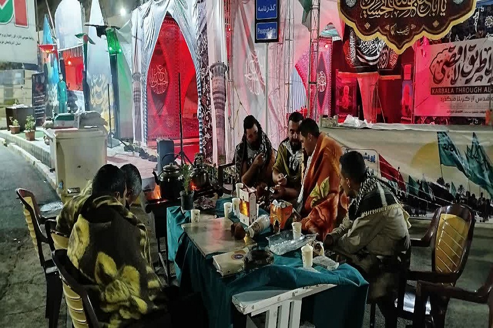 میزبانی عاشقانه نوجوانان و جوانان مسجدی از دلدادگان حسینی