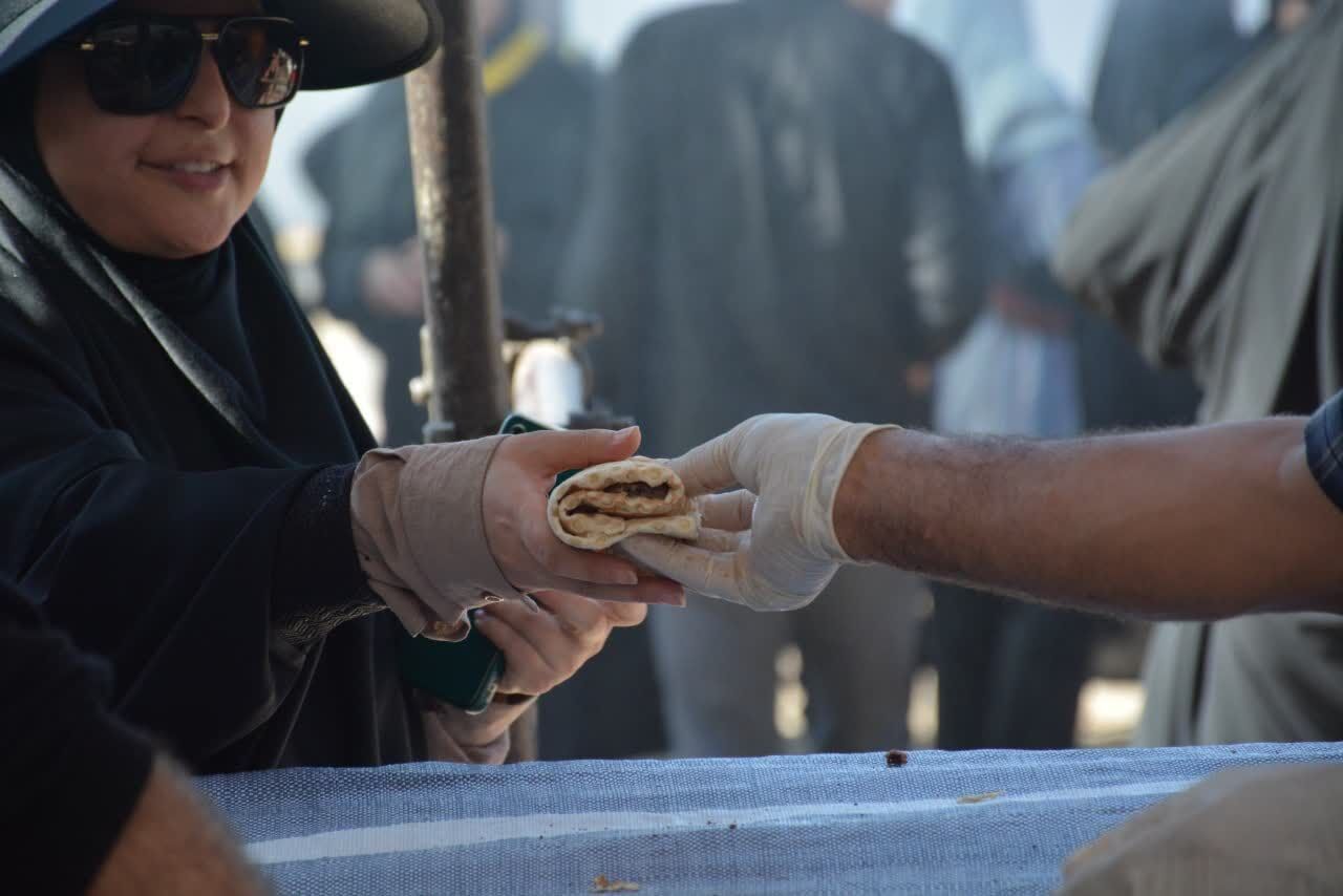 خدمترسانی خادمین حسینیه اعظم زنجان به زائران اربعین در سامرا