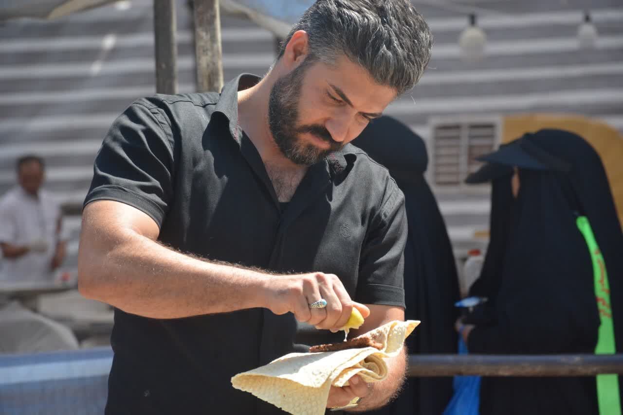 خدمترسانی خادمین حسینیه اعظم زنجان به زائران اربعین در سامرا