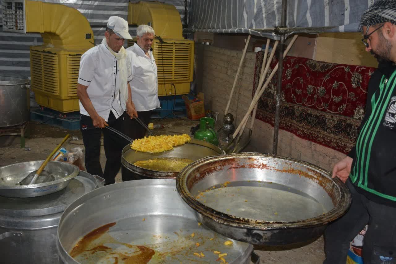 خدمترسانی خادمین حسینیه اعظم زنجان به زائران اربعین در سامرا