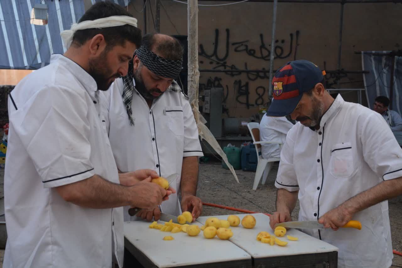 خدمت‌رسانی خادمین حسینیه اعظم زنجان به زائران اربعین در سامرا