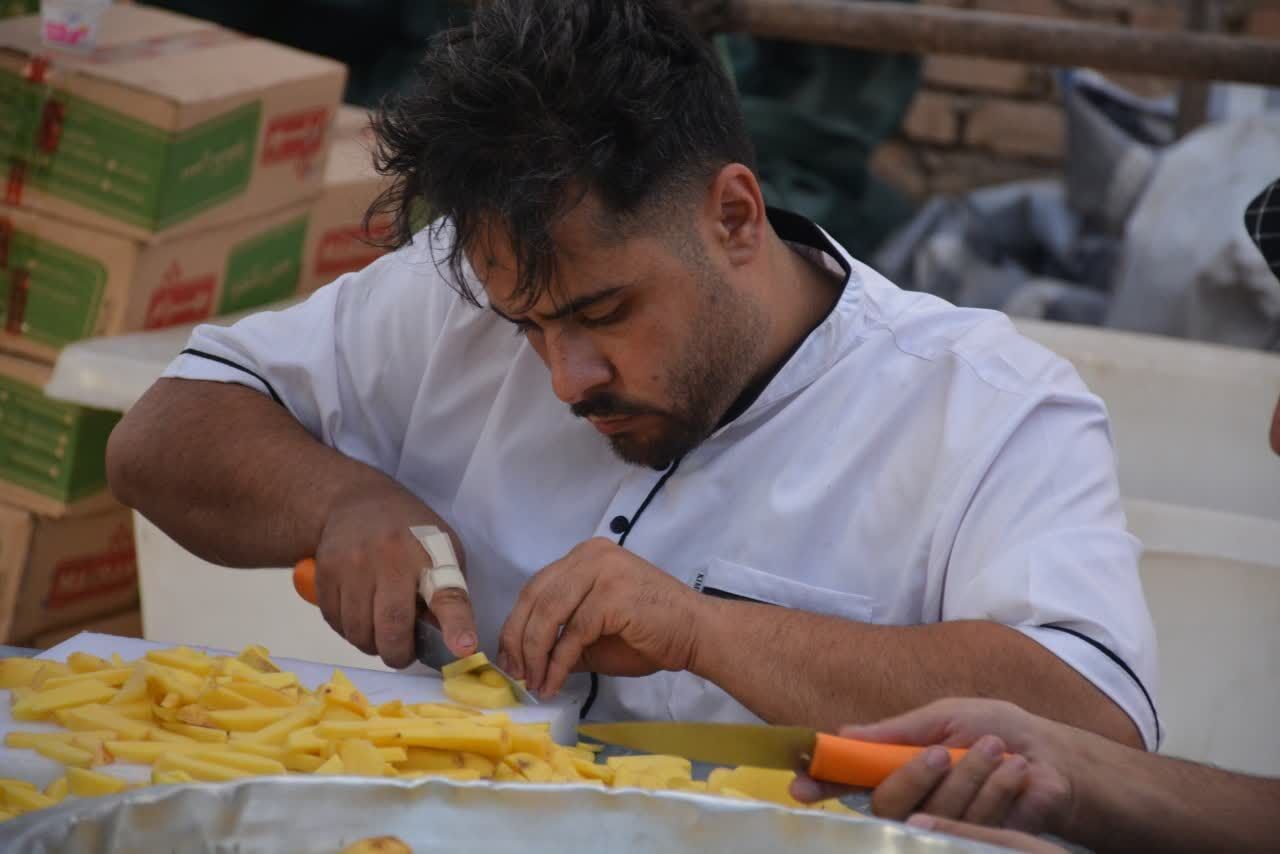 خدمترسانی خادمین حسینیه اعظم زنجان به زائران اربعین در سامرا