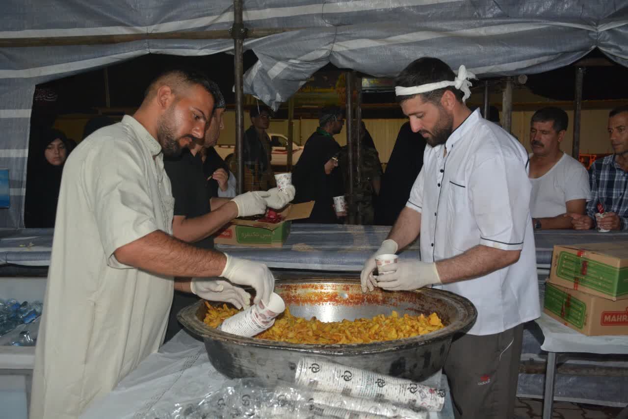 خدمت‌رسانی خادمین حسینیه اعظم زنجان به زائران اربعین در سامرا