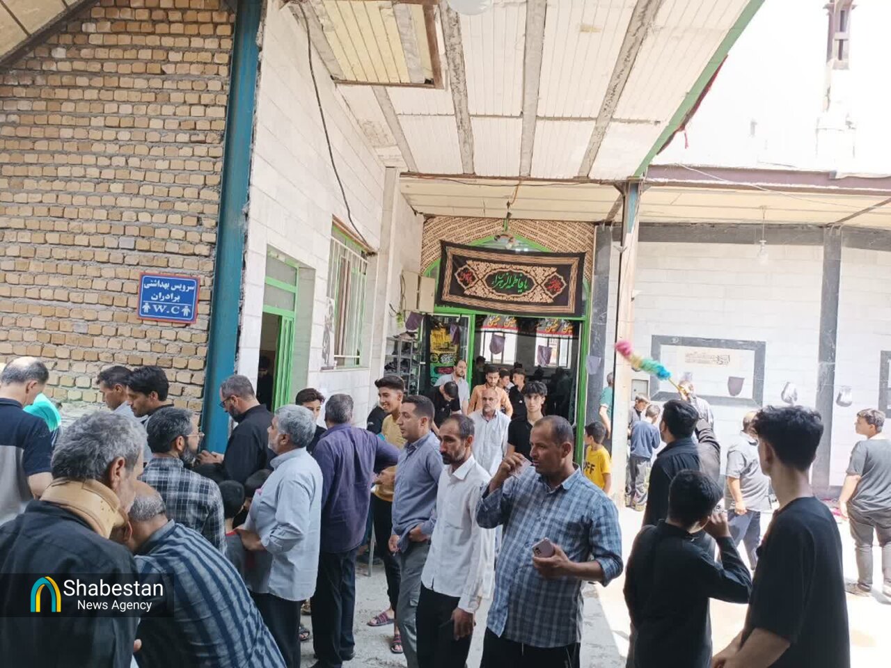 جوانان دورودی با شوری حسینی به زوارالحسین(ع) خدمت میکنند