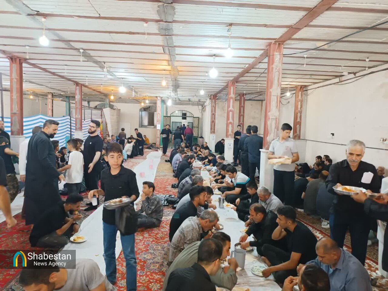 جوانان دورودی با شوری حسینی به زوارالحسین(ع) خدمت میکنند