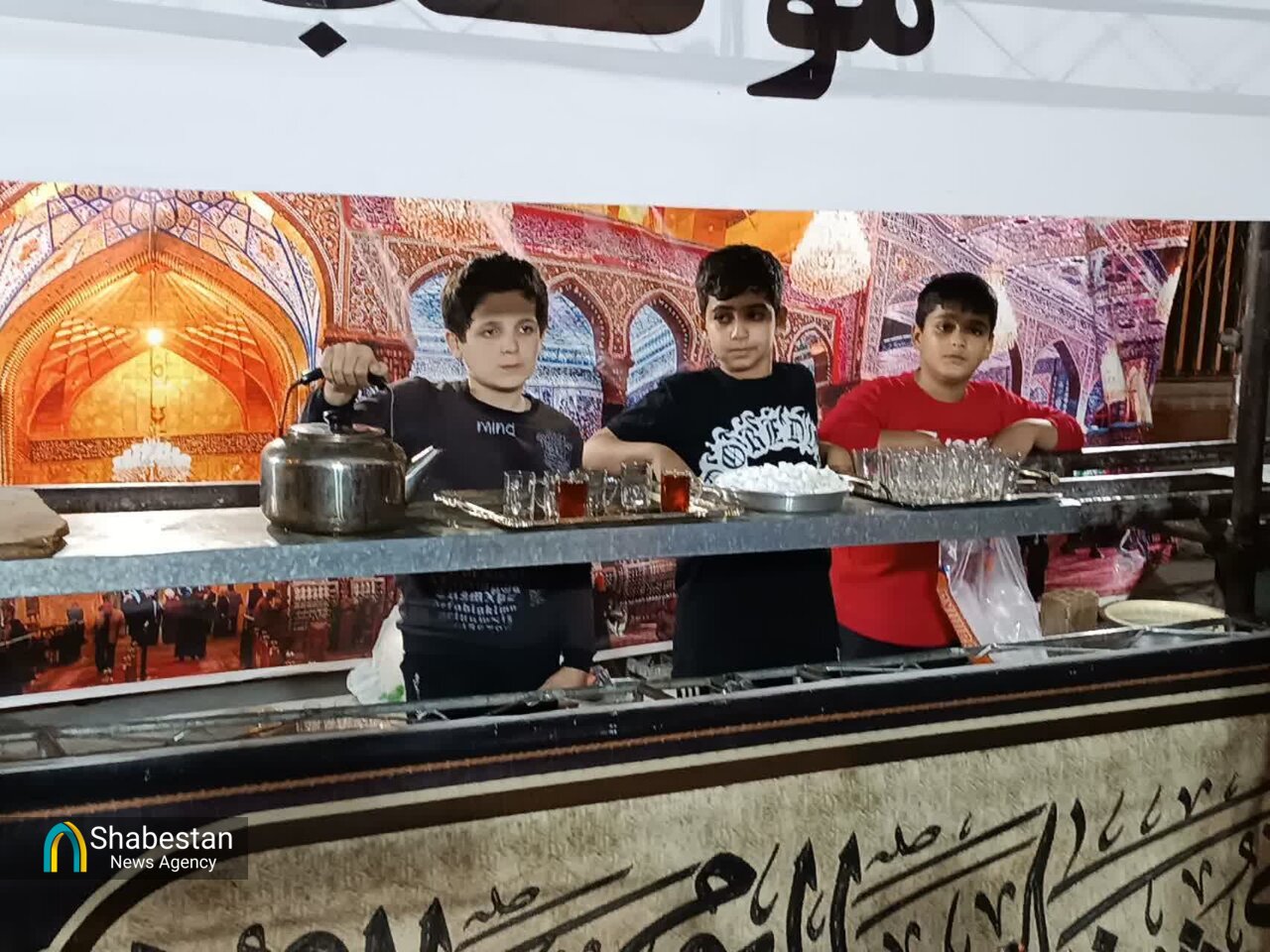 جوانان دورودی با شوری حسینی به زوارالحسین(ع) خدمت میکنند