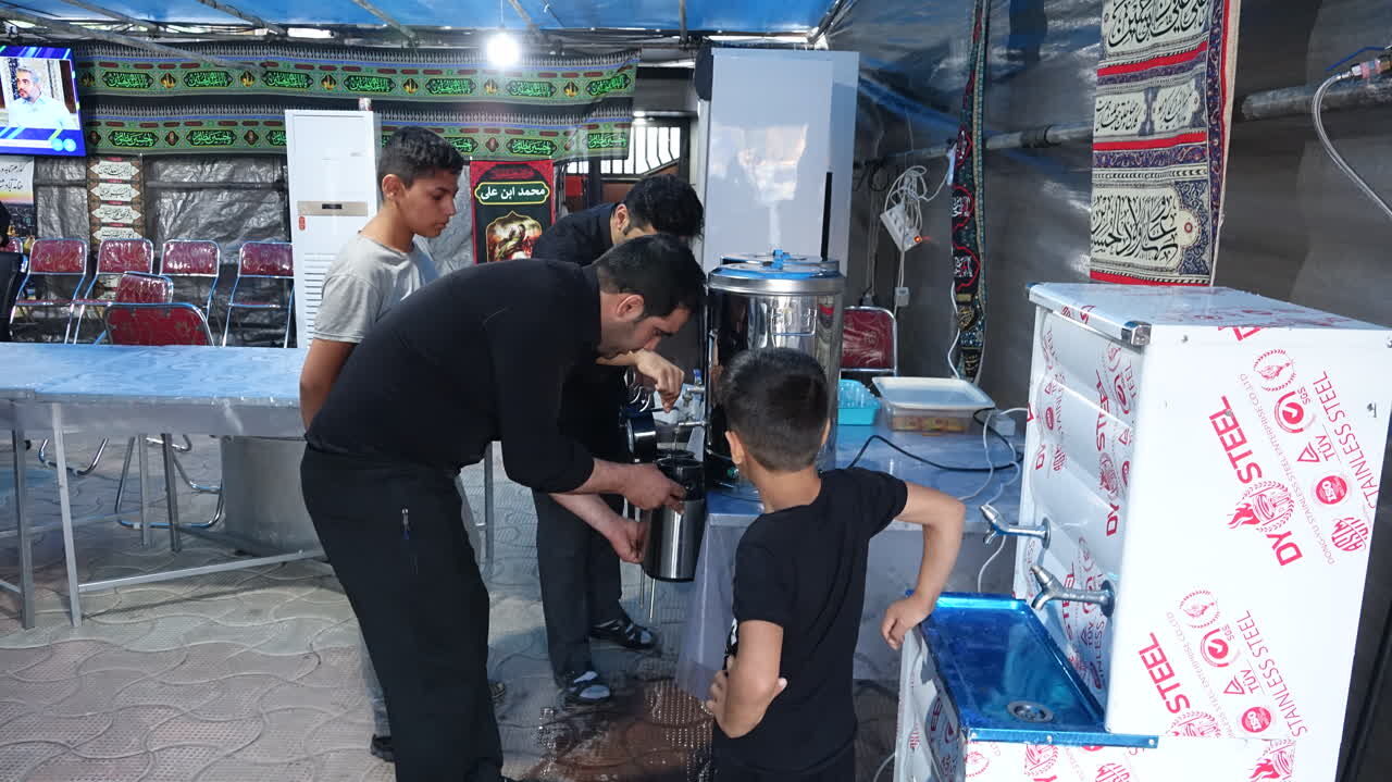 موکب پیامبر اعظم سنندج شبانه روز به زائران اربعین حسینی خدمت میکند