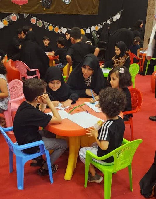 موکبی که بچههای مسجد برای زائران کودک اربعین برپا کردهاند