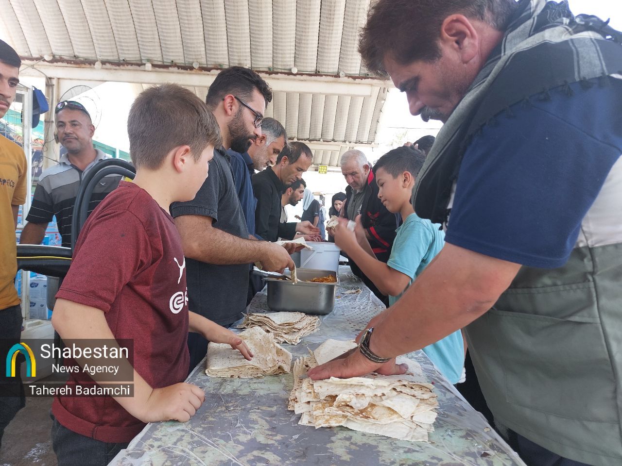 خدماتدهی مواکب ایرانی در حرم طفلان مسلم با چاشنی طرحهای فرهنگی+تصاویر