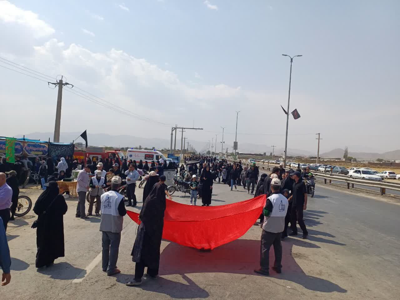 همایش بزرگ پیادهروی "دلدادگان حسینی" با حضور گسترده عاشقان اباعبدالله در اراک برگزار شد