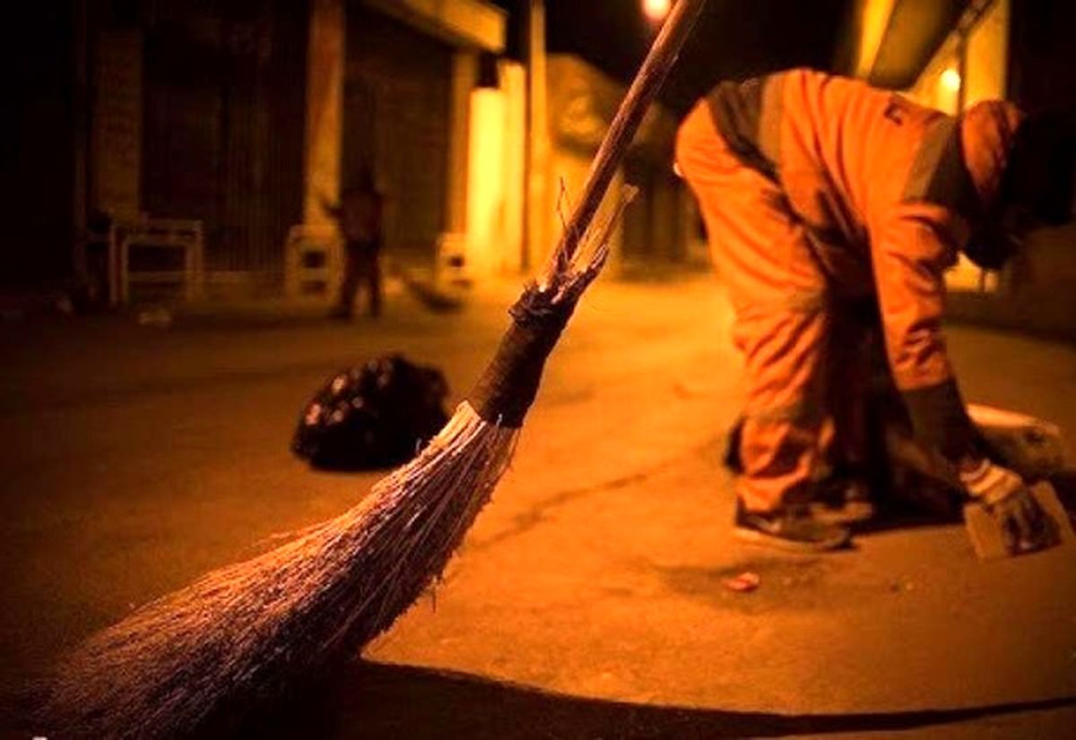 عرق شرم نداری روی پیشانی کارگران شهرداری/ حقوقهایی که پرداخت نمیشود