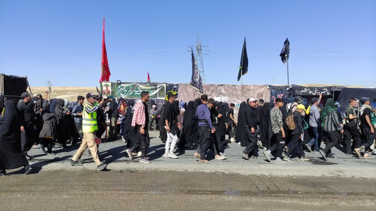 پزشکیان با زائرین پیاده امام رضا(ع) همقدم شد