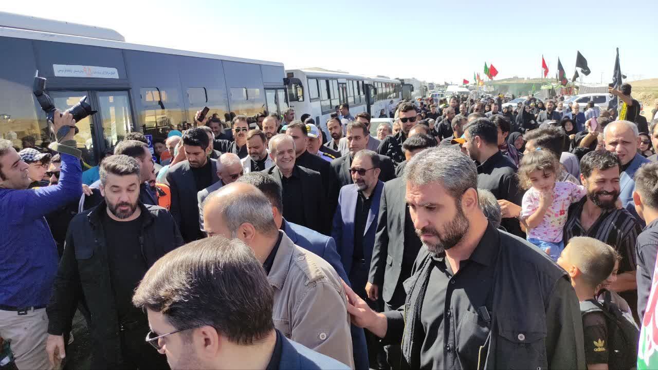 پزشکیان با زائرین پیاده امام رضا(ع) همقدم شد