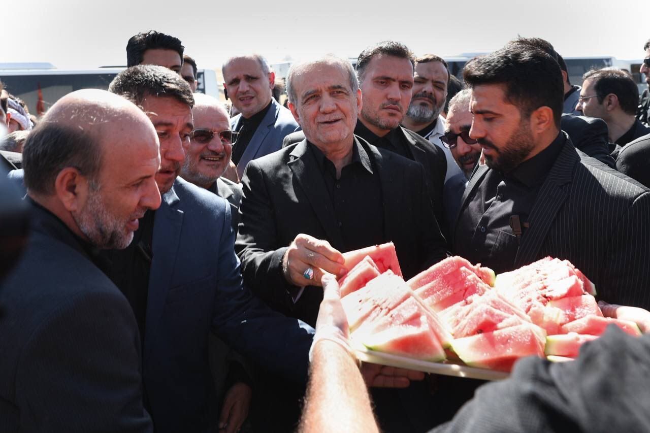 پزشکیان با زائرین پیاده امام رضا(ع) همقدم شد